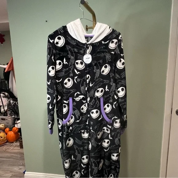 6/$25
Disney Black and White Jack Skeleton Pajama Onesie - Picture 2 of 12